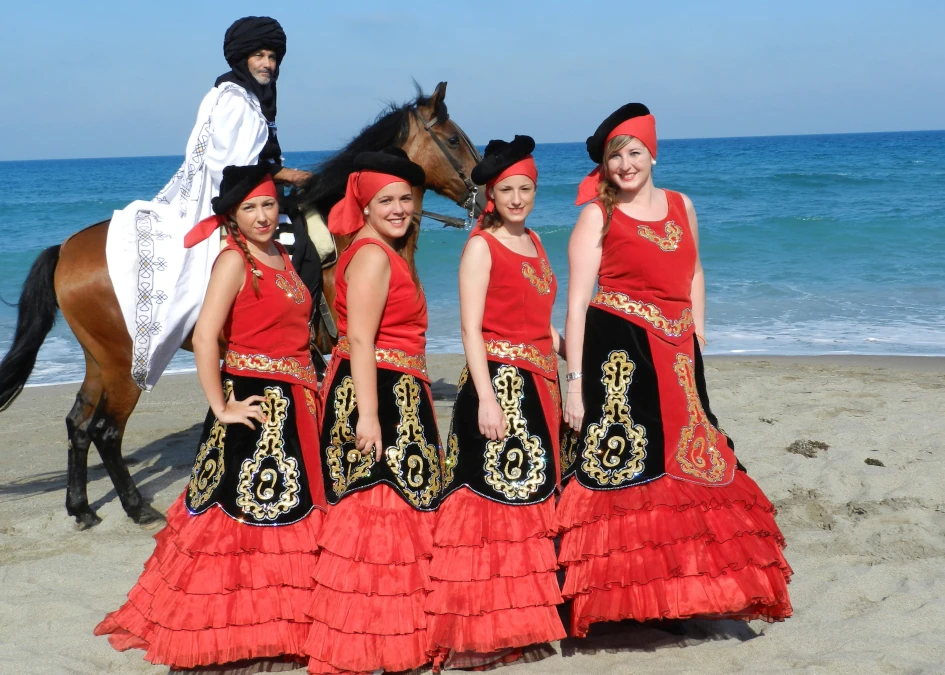 Hombre a caballo con 4 mujeres posando en las fiestas de Moros y Cristianos