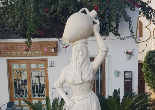 Estatua en homenaje a la Mojaquera