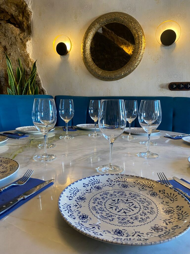 Mesa con cubiertos