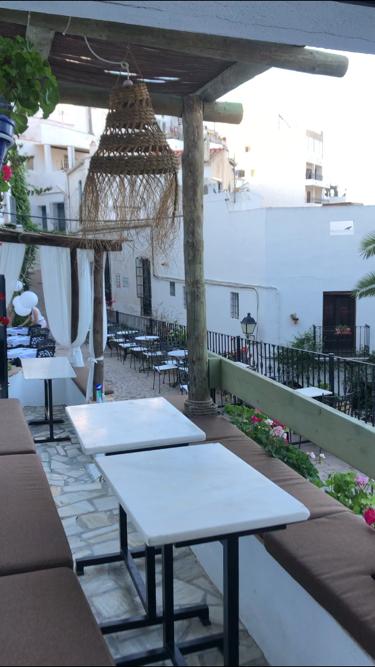 Vista lateral de la terraza del restaurante
