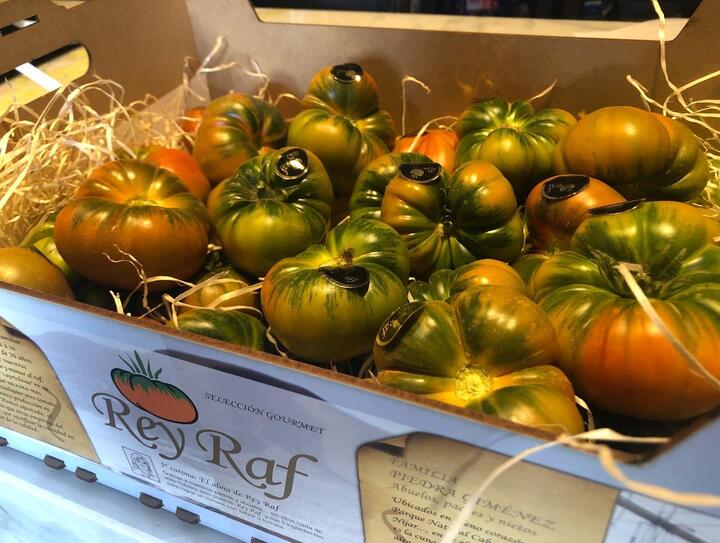 Caja con tomates raf